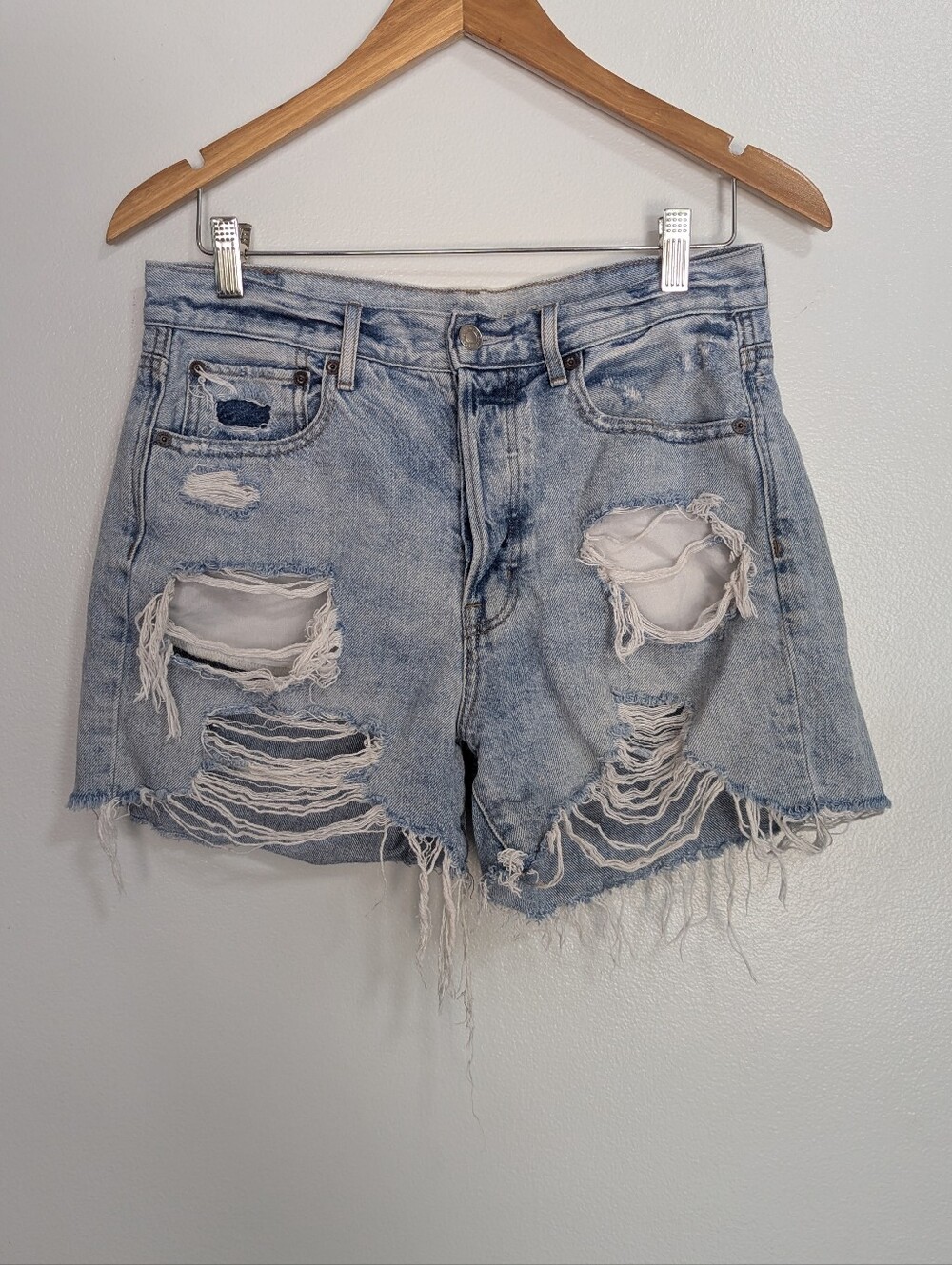 American‎ Eagle 90s Boyfriend Light Wash Heavily Distressed Denim Shorts Size 6